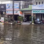 Triều cường tại Cà Mau khiến nhiều tuyến phố trong nội đô của tỉnh bị ngập, gây khó khăn cho người dân. (Ảnh: Trung Hiếu/TTXVN)