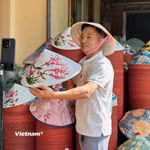 Tạ Văn Thủ livestream giới thiệu nón lá Đào Khê, đưa sản phẩm làng nghề đến gần hơn với khách hàng trên các nền tảng trực tuyến. (Ảnh: Hồng Ngọc/Vietnam+)