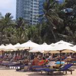 Du khách Nga tại bãi biển Nha Trang. (Ảnh: Phan Sáu/TTXVN)