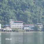 Các công trình vi phạm liên quan đến đất đai tại khu vực hồ Ba Bể. (Ảnh: Hoàng Nguyên/TTXVN)