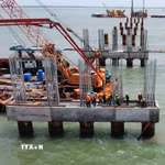 Binh đoàn 12 đã huy động hơn 1.000 kỹ sư, công nhân, 220 thiết bị máy móc phục vụ thi công Dự án Đường giao thông ra đảo Hòn Khoai. (Ảnh: Tuấn Phi/TTXVN)