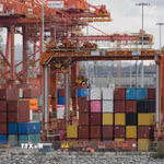 Các container hàng hóa tại cảng ở Vancouver, British Columbia, Canada. (Ảnh: THX/TTXVN phát)