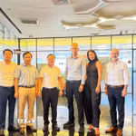 Đại sứ Việt Nam tại Israel Nguyễn Kỳ Sơn (thứ 3, từ trái sang) và Giáo sư Yuval Elovici (thứ 3, từ phải sang), Giám đốc Trung tâm Nghiên cứu an ninh mạng thuộc Đại học Ben-Gurion vùng Negev (BGU), chụp ảnh lưu niệm. (Ảnh: TTXVN phát)