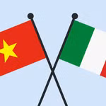 Cờ Việt Nam và cờ Italy. (Nguồn: Vietnam+)