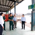 Đoàn kiểm tra liên ngành của Bộ Quốc phòng kiểm tra công tác tuyên truyền chống khai thác IUU tại Cảng cá La Gi (phường Phước Hội). (Ảnh: Nguyễn Thanh/TTXVN)