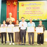 UBND xã Gia Bình khen thưởng các hộ dân gương mẫu trong công tác giải phóng mặt bằng. (Ảnh: Thái Hùng/TTXVN)