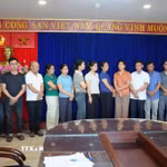 Các đối tượng đánh bạc bị khởi tố tại cơ quan điều tra. (Ảnh: TTXVN phát)