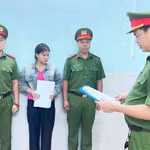 Cơ quan cảnh sát điều tra Công an tỉnh Tây Ninh đọc lệnh bắt tạm giam bị can Đặng Thị Huỳnh Như. (Ảnh: TTXVN phát)