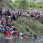Người di cư vượt sông Rio Grande để vào Mỹ từ thành phố Matamoros, bang Tamaulipas, Mexico, ngày 11/5/2023. (Ảnh: AFP/TTXVN)