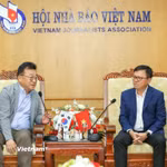 Ông Lê Quốc Minh, Ủy viên Trung ương Đảng, Tổng Biên tập Báo Nhân Dân, Phó Trưởng ban Tuyên giáo và Dân vận Trung ương, Chủ tịch Hội Nhà báo Việt Nam và ông Park Jong Hyun, Chủ tịch Hội Nhà báo Hàn Quốc trao đổi tình hình công tác và tình hình báo chí của hai nước. (Ảnh: Sơn Hải/Vietnam+)