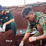 Lực lượng chức năng tìm kiếm, quy tập hài cốt liệt sỹ tại xã Minh Đức, thành phố Đồng Nai. (Ảnh: Đậu Tất Thành/TTXVN)