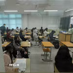 Thí sinh tại một điểm thi đại học ở Daejeon, Hàn Quốc, ngày 13/11/2025. (Ảnh: Yonhap/TTXVN)