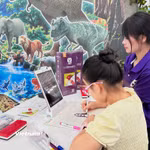 Khách tham quan nhí trải nghiệm hoạt động vẽ sáng tạo với sự hỗ trợ của công nghệ. (Ảnh: Phương Thảo/Vietnam+)