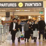 Hành khách tại sân bay quốc tế Ben Gurion ở gần Tel Aviv, Israel. (Ảnh: THX/TTXVN phát)