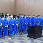 Các bị cáo nghe Tòa tuyên án. (Ảnh: Kim Anh/TTXVN)