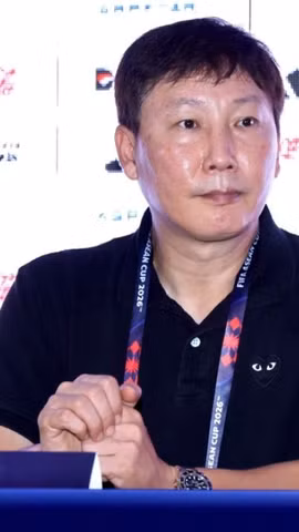 Huấn luyện viên Kim Sang Sik xin lỗi, nhận trách nhiệm sau trận thua Thái Lan