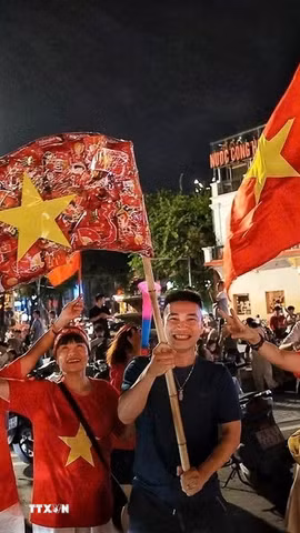 Biển người "đi bão" ăn mừng chức vô địch ASEAN Cup 2026 tại Thủ đô 