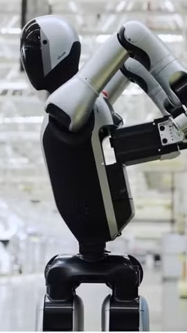 Robot Trung Quốc tự thay pin trong 3 phút, mở ra kỷ nguyên nhà máy 24/7