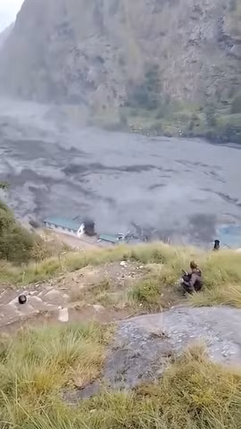 Cận cảnh lũ quét tại Nepal cuốn trôi hàng chục ngôi nhà