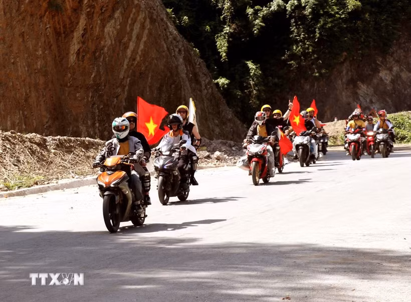 Lá cờ đỏ sao vàng tung bay xuyên suốt chuyến hành trình khám phá vùng Cao nguyên đá Đồng Văn. (Ảnh: Đức Thọ/TTXVN 