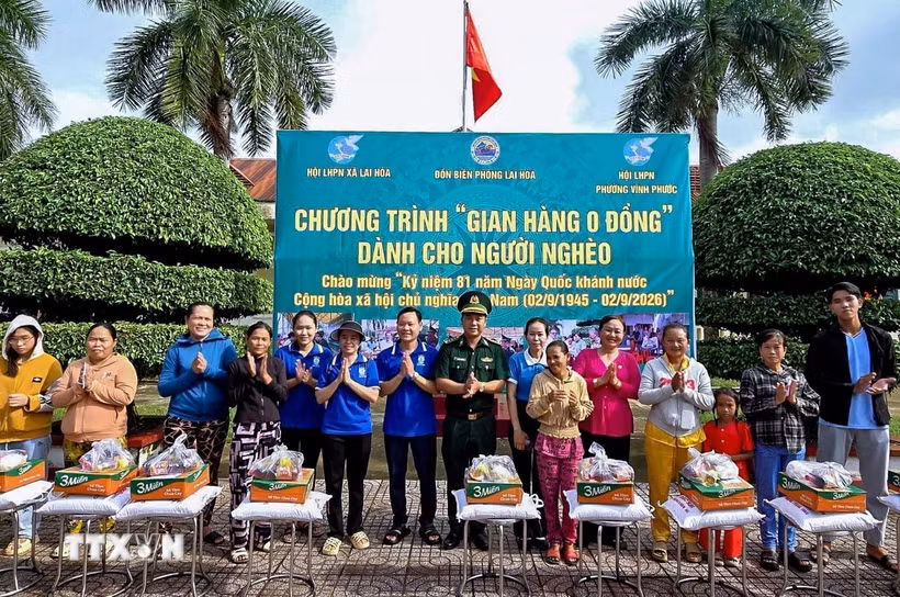 Đồn Biên phòng Lai Hòa trao quà cho người nghèo tại chương trình “gian hàng 0 đồng.” (Ảnh: TTXVN phát) 
