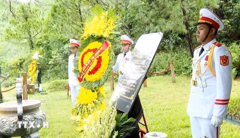 Đoàn đại biểu tỉnh Quảng Trị dâng hương, dâng hoa tưởng nhớ, tri ân Đại tướng Võ Nguyên Giáp tại Khu mộ Đại tướng ở Vũng Chùa - Đảo Yến. (Ảnh: Võ Dung/TTXVN)