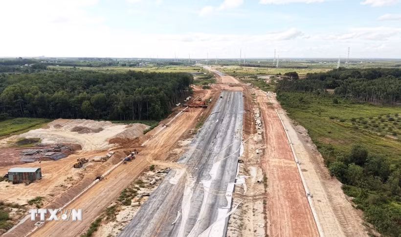 Cao tốc Gia Nghĩa-Chơn Thành có tổng chiều dài khoảng 124km, trong đó đoạn qua thành phố Đồng Nai dài khoảng 101km. Tuyến được quy hoạch với quy mô 6 làn xe, tổng mức đầu tư hơn 25.500 tỷ đồng. (Ảnh: Đậu Tất Thành/TTXVN)