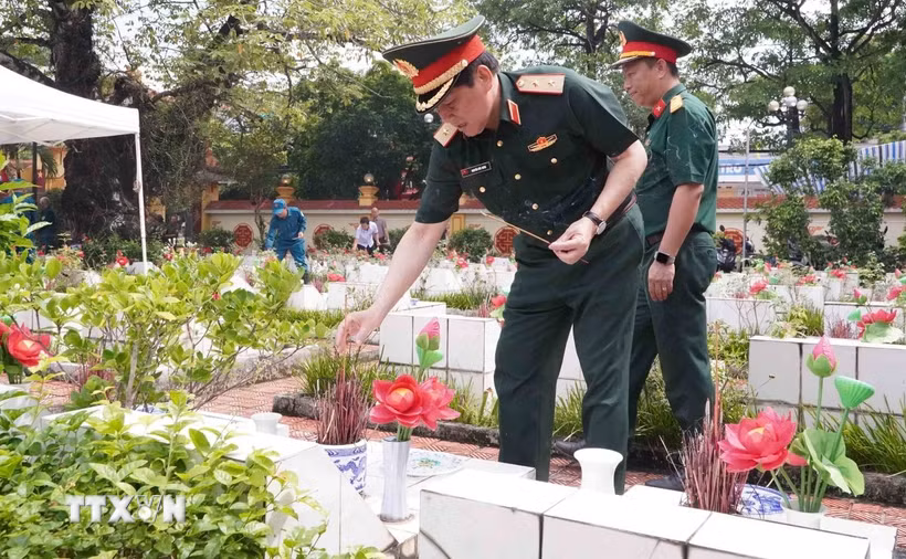 Trung tướng Nguyễn Đức Hưng, Ủy viên Trung ương Đảng, Chính ủy Quân khu 3 thắp hương tưởng nhớ các Anh hùng liệt sỹ tại Nghĩa trang liệt sỹ phường Trần Lãm (tỉnh Hưng Yên). (Ảnh: Nguyễn Công Hải/TTXVN)