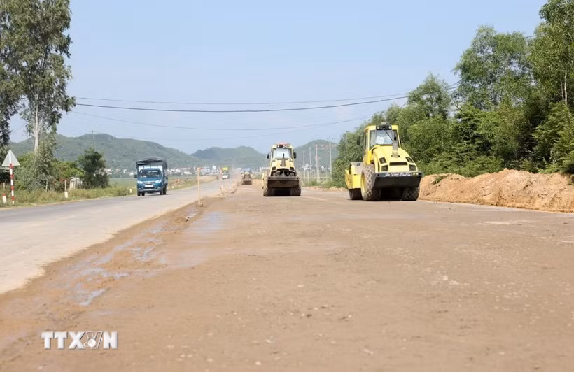 Các nhà thầu huy động thiết bị xe máy triển khai thi công các hạng mục nền đường. (Ảnh: Xuân Triệu/TTXVN)