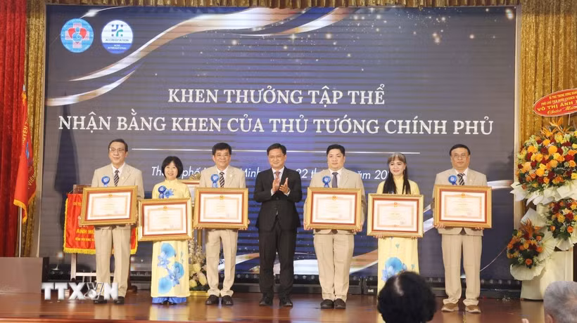 Lãnh đạo Ủy ban Nhân dân Thành phố Hồ Chí Minh trao tặng Bằng khen của Thủ tướng Chính phủ cho các cá nhân có thành tích xuất sắc của Bệnh viện Hùng Vương. (Ảnh: Đinh Hằng/TTXVN)