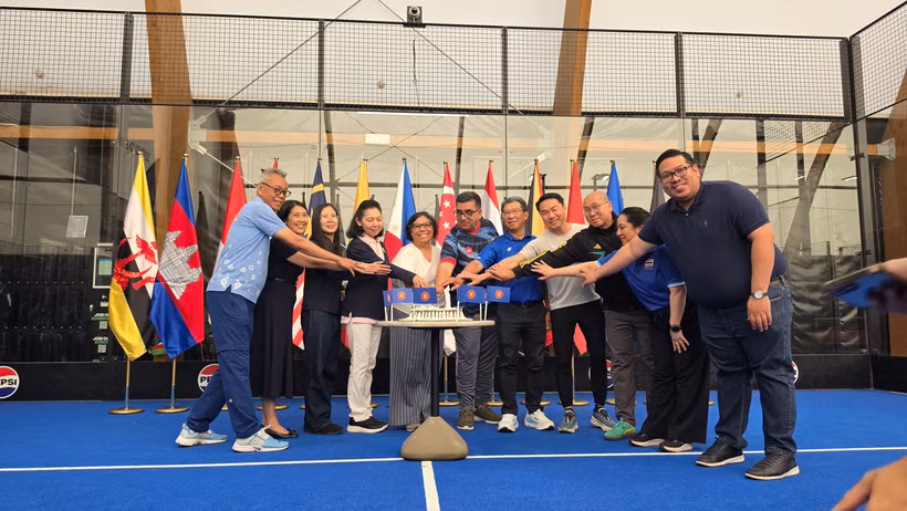 Đại sứ các nước thành viên ASEAN tại Brussels thể hiện tình đoàn kết tại sự kiện Ngày hội Gia đình ASEAN tại Brussels. (Ảnh: Duy Tùng/TTXVN)