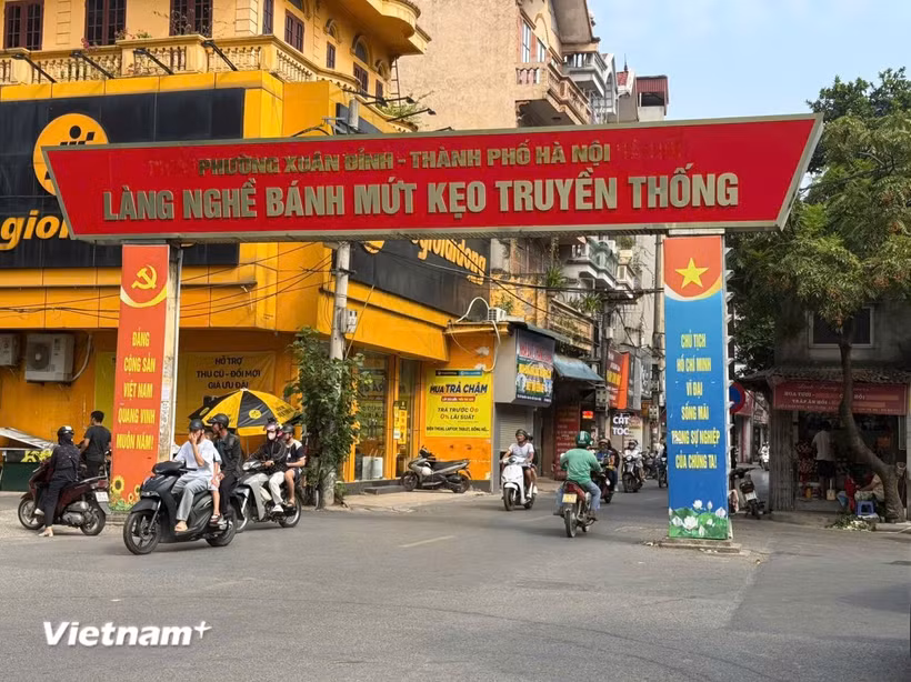 Cổng vào làng nghề bánh mứt kẹo truyền thống tại phường Xuân Đỉnh. (Ảnh: Vietnam+)