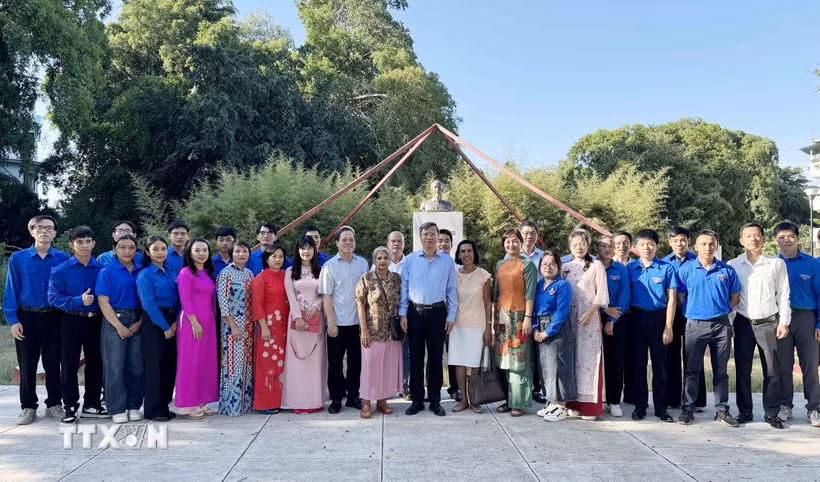 Đại diện cộng đồng người Việt ở Cuba dâng hoa trước tượng Chủ tịch Hồ Chí Minh kính yêu. (Ảnh: Việt Hùng/TTXVN)