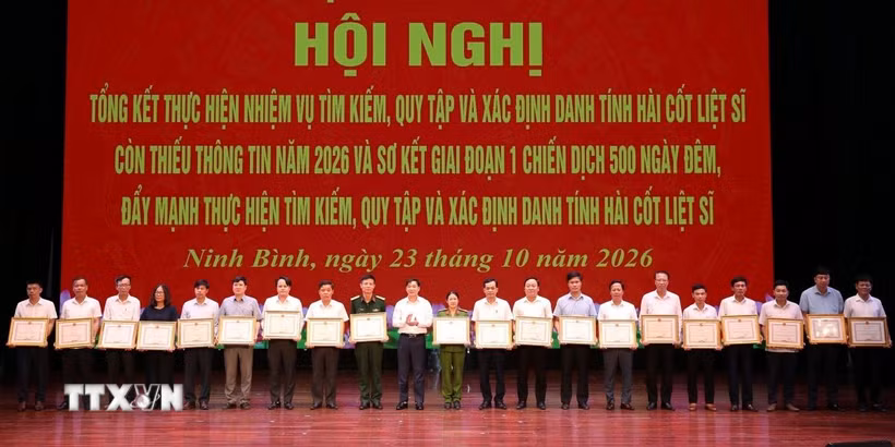 Tặng Bằng khen cho các tập thể có thành tích xuất sắc trong thực hiện chiến dịch 500 ngày đêm. (Ảnh: Đức Phương/TTXVN)
