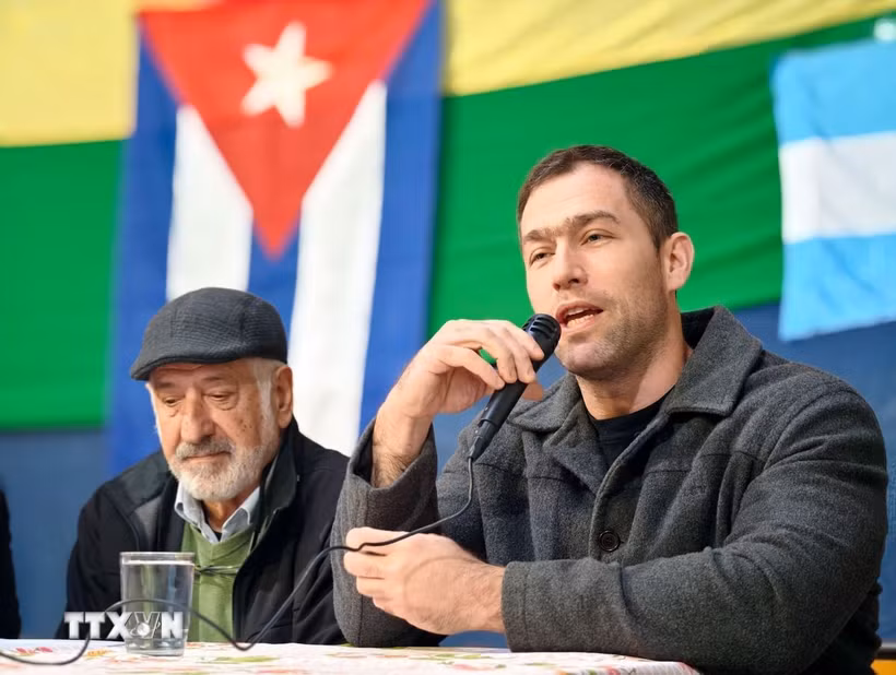 Các tổ chức đoàn kết với Cuba tại Argentina thời gian qua không chỉ lên tiếng phản đối chính sách cấm vận của Mỹ mà còn triển khai nhiều hoạt động hỗ trợ thiết thực đối với người dân quốc đảo Caribe. (Ảnh: Thanh Tùng/TTXVN)