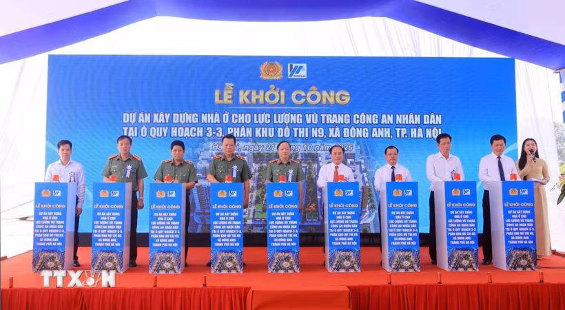 Các đại biểu thực hiện nghi thức khởi công dự án xây dựng nhà ở cho lực lượng vũ trang Công an nhân dân tại ô quy hoạch 3-3, phân khu đô thị N9, xã Đông Anh, thành phố Hà Nội. (Ảnh: Phạm Kiên/TTXVN)