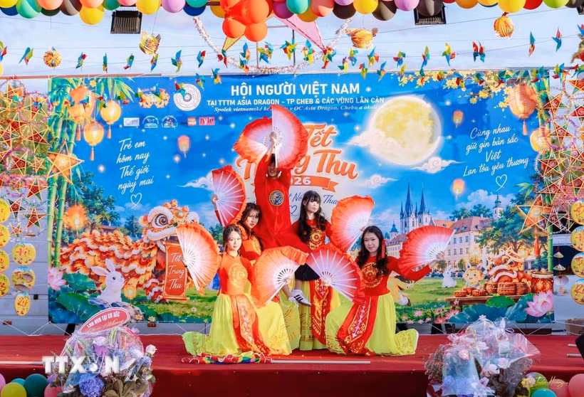 Một tiết mục múa do thiếu nhi tại Thành phố Cheb biểu diễn. (Ảnh: Việt Thắng/TTXVN)