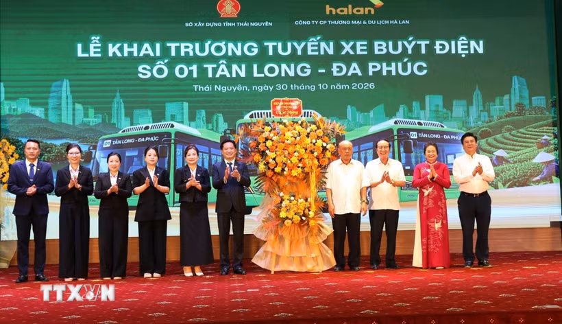 Các đơn vị tặng hoa khai trương. (Ảnh: Vũ Hoàng Giang/TTXVN)