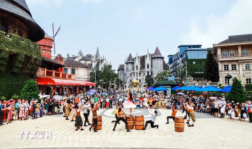 Hoạt động biểu diễn nghệ thuật tại các điểm du lịch ở Đà Nẵng thu hút đông đảo người dân, du khách. (Ảnh: Trần Lê Lâm/TTXVN)