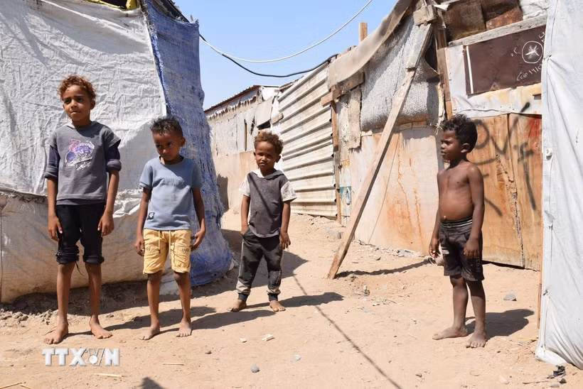 Trẻ em tại một trại tị nạn ở ngoại ô thành phố Aden, Yemen. (Ảnh: THX/TTXVN phát)