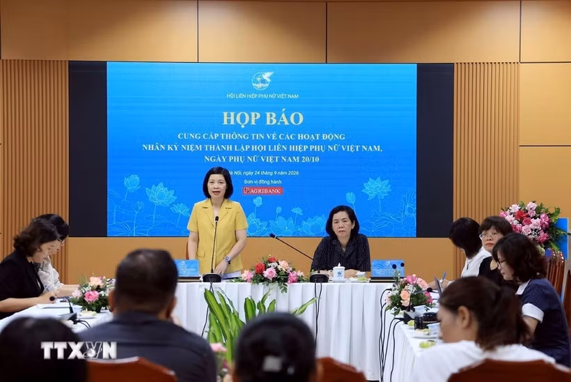 Đại diện Hội Liên hiệp Phụ nữ Việt Nam trả lời câu hỏi của các cơ quan thông tấn, báo chí tại buổi họp báo. (Ảnh: Tuấn Anh/TTXVN)