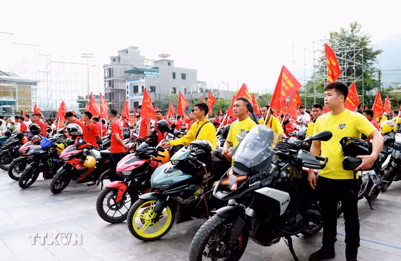 Đoàn Roadshow 100 xe môtô, xe máy vượt đèo Mã Pì Lèng, quảng bá du lịch Tuyên Quang. (Ảnh: Đức Thọ/TTXVN)