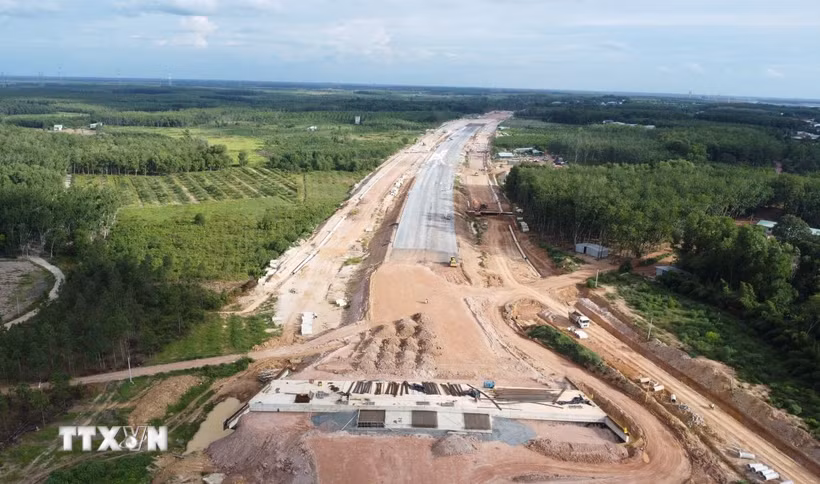 Một đoạn tuyến cao tốc Thành phố Hồ Chí Minh - Thủ Dầu Một - Chơn Thành đang được hình thành, với nền đường, cầu và các hạng mục phụ trợ được triển khai đồng thời. (Ảnh: Đậu Tất Thành/TTXVN)
