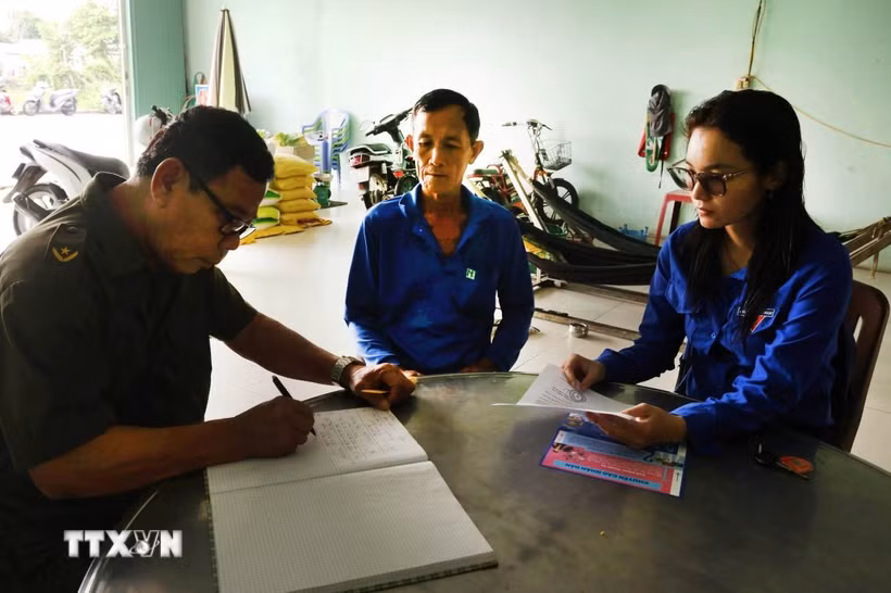 Thành phố Cần Thơ thực hiện phương châm “đi từng ngõ, gõ từng nhà, hướng dẫn từng người,” ưu tiên các nhóm còn hạn chế về kỹ năng số, kết hợp hướng dẫn tại hộ gia đình với các điểm hỗ trợ tập trung ở cơ sở. (Ảnh: Duy Khương/TTXVN)