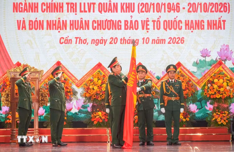 Thừa ủy quyền Chủ tịch nước, Thượng tướng Nguyễn Văn Gấu, Ủy viên Trung ương Đảng, Thứ trưởng Bộ Quốc phòng trao Huân chương Bảo vệ Tổ quốc hạng Nhất tặng Cục Chính trị Quân khu 9. (Ảnh: Thanh Liêm/TTXVN)