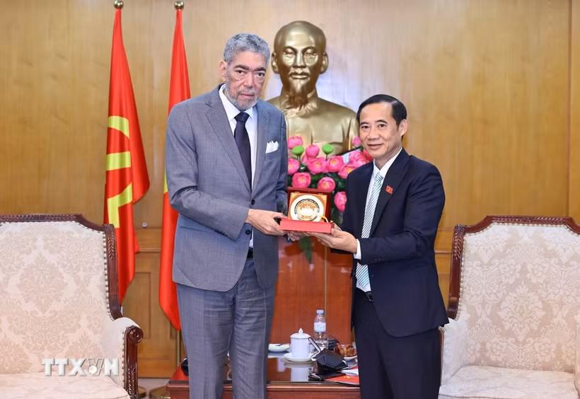 Đồng chí Phó Bí thư chuyên trách Đảng uỷ Dân vận, Mặt trận và các đoàn thể Trung ương Nguyễn Thái Học trao tặng biểu trưng cho đồng chí Miguel Mejia, Tổng Bí thư Đảng Phong trào Cánh tả Thống nhất (MIU), Cộng hòa Dominica. (Ảnh: Minh Đức/TTXVN)