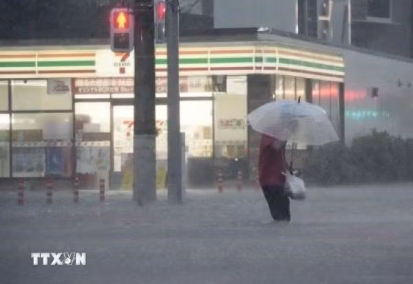 Cảnh ngập lụt sau những trận mưa lớn do bão Dujuan tại Ichikawa, tỉnh Chiba, Nhật Bản ngày 21/9/2026. (Ảnh: Kyodo/TTXVN phát)