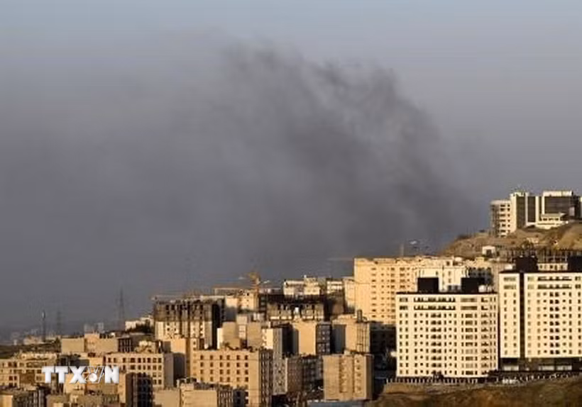 Khói bốc lên sau cuộc không kích do Mỹ-Israel tiến hành nhằm vào thủ đô Tehran, Iran ngày 5/4/2026. (Ảnh: Kyodo/TTXVN phát)