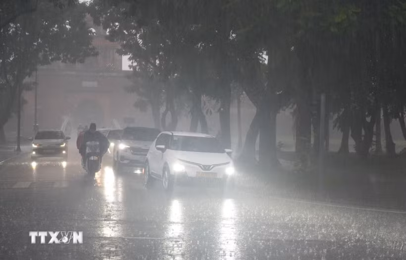 Mưa rất to ở thành phố Huế. (Ảnh: Nguyên Lý/TTXVN)