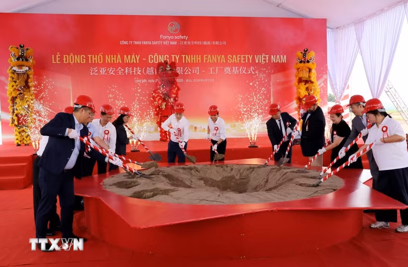 Các đại biểu thực hiện nghi thức động thổ xây dựng Nhà máy. (Ảnh: Văn Đạt/TTXVN)